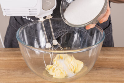 Zucker in eine Schüssel mit Butter, Salz und Vanillezucker geben