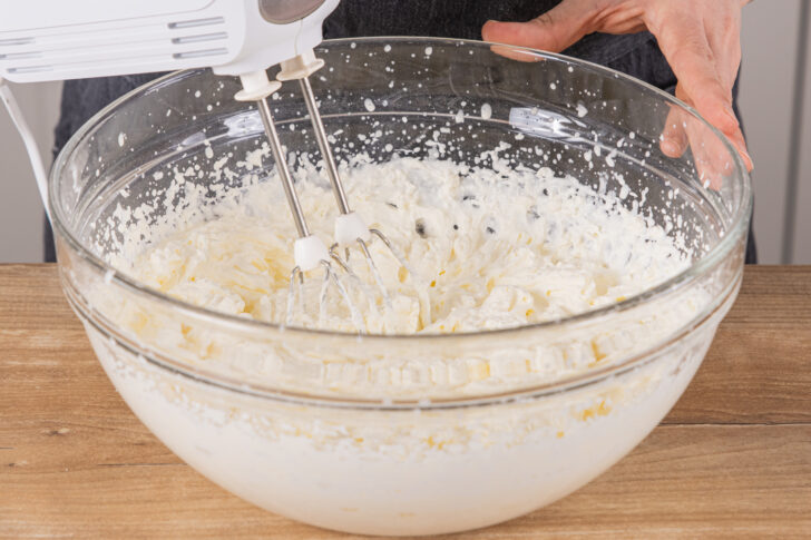Sahne mit Sahnesteif, Zucker und Vanillezucker steifschlagen