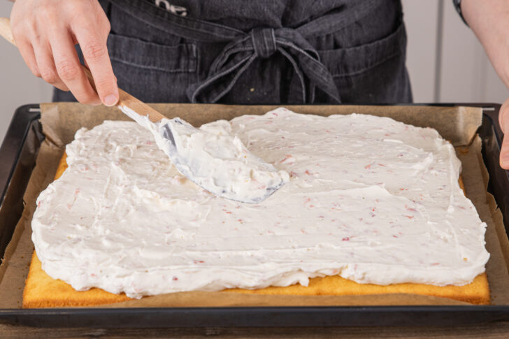 Die Creme gleichmäßig auf dem Teig verteilen