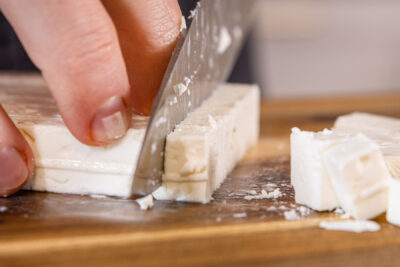 Feta würfeln