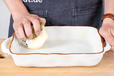 Auflaufform mit Butter einfetten