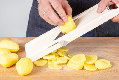 geschälte Kartoffeln hobeln