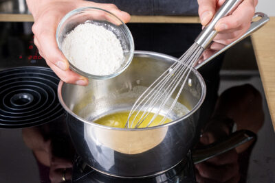 Mehl zur geschmolzenen Butter geben