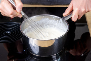 Béchamelsauce für den Fischstäbchenauflauf verrühren