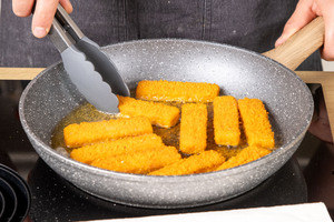 Fischstäbchen braten