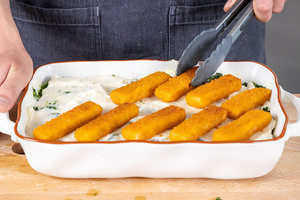 Fischstäbchen auf den Auflauf legen