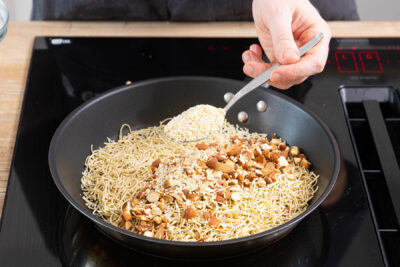 Mie-Nudeln, Sesam und Mandeln anrösten