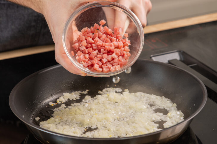 Speckwürfel in die Pfanne geben