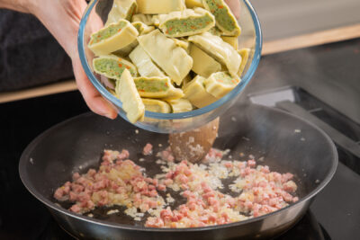Maultaschen in die Pfanne geben