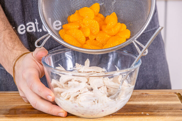 Mandarinen in die Schüssel geben