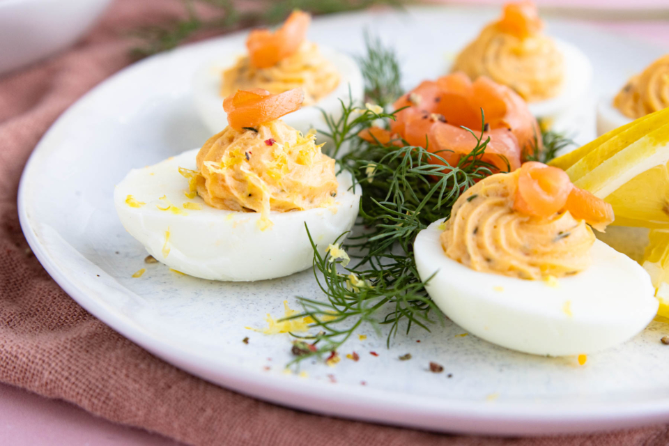 Gefüllte Eier mit Lachs