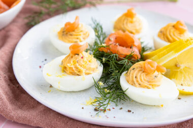 Gefüllte Eier mit Lachs