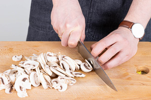 Champignons putzen und in Scheiben schneiden