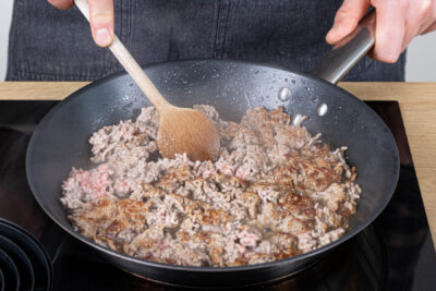 Hackfleisch krümelig anbraten