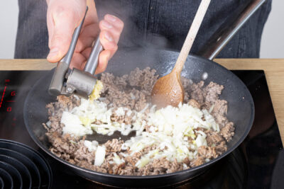 Knoblauch und Zwiebeln anbraten
