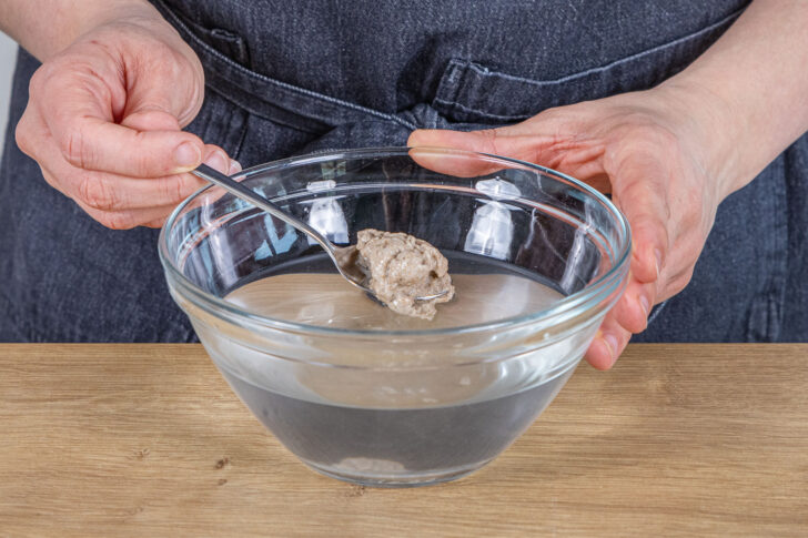 Sauerteig in lauwarmes Wasser geben