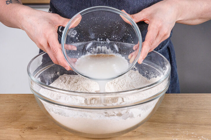 Sauerteig und Wasser dazugeben