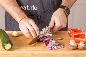 Zwiebeln in Streifen schneiden