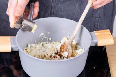 Zwiebeln und Knoblauch anschwitzen