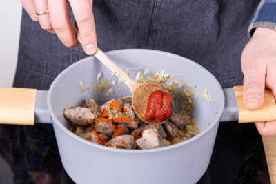 Gewürze und Tomatenmark ebenfals anschwitzen