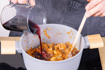 Gulasch mit Rotwein und Rinderfond ablöschen