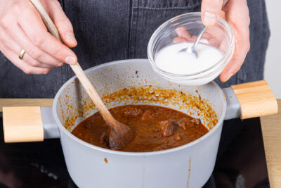 Gulasch halb und halb mit gelöster Stärke andicken