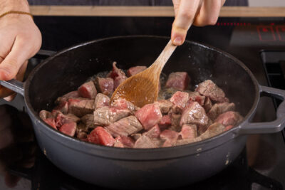 Rindergulasch anbraten