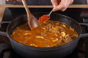 Gulasch mit Paprikapulver würzen