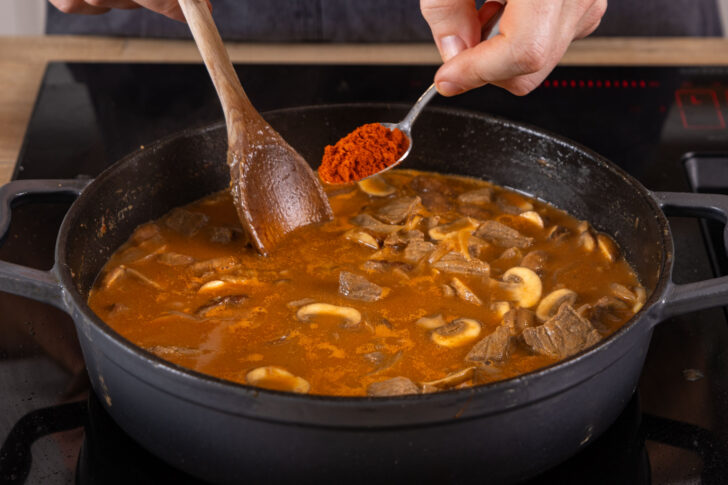 Gulasch mit Paprikapulver würzen
