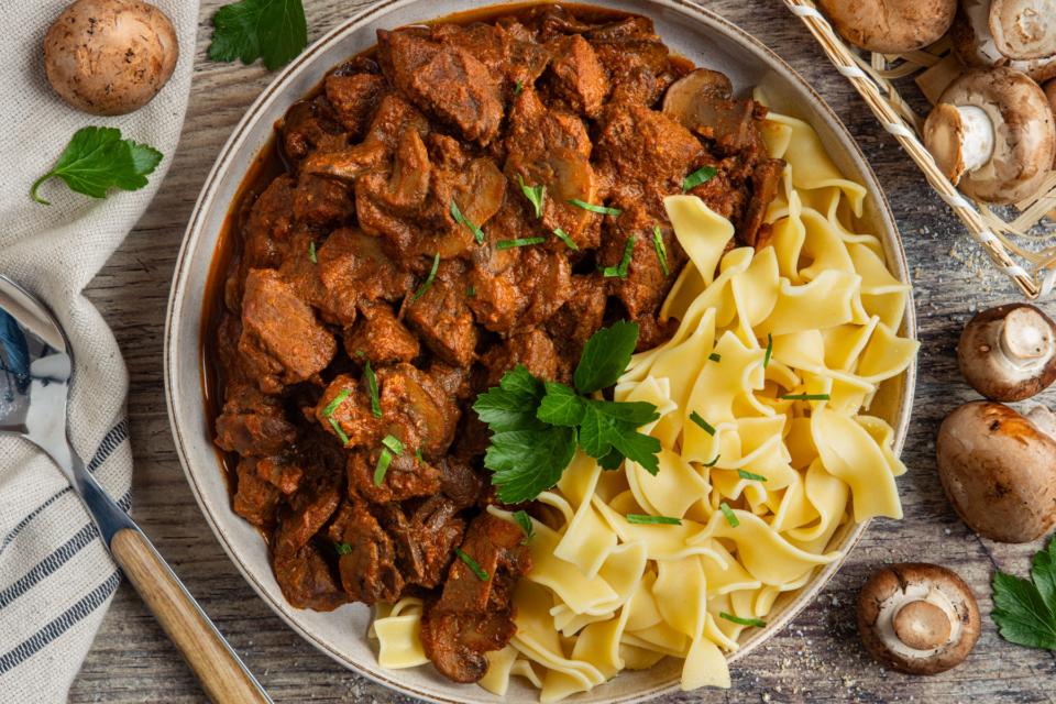 Gulasch mit Pilzen | Rezept - eat.de