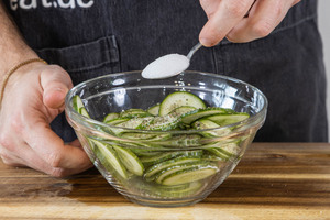 Zucker zum Gurkensalat geben
