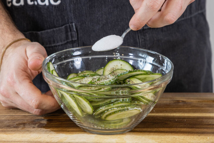 Zucker zum Gurkensalat geben