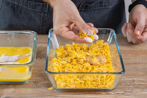 Hähnchen in Cornflakes-Panade wälzen