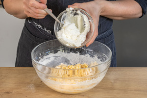 Quark zum Teig geben