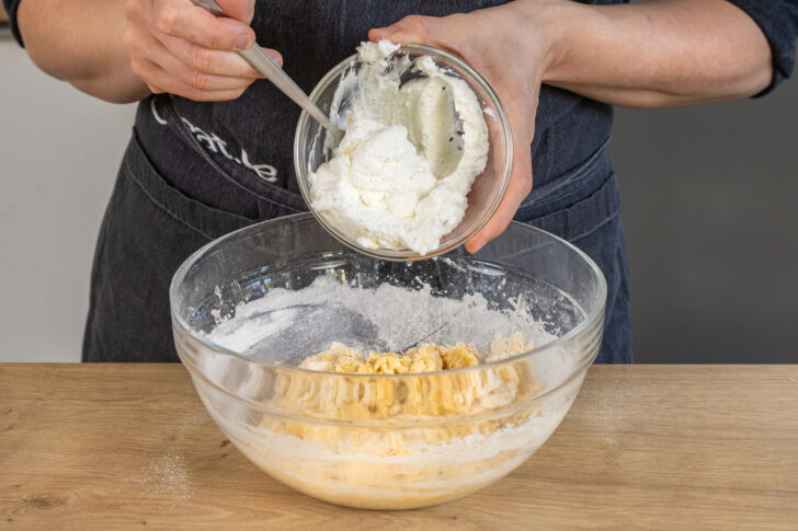 Quark zum Teig geben
