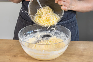 Reibekäse zum Teig geben