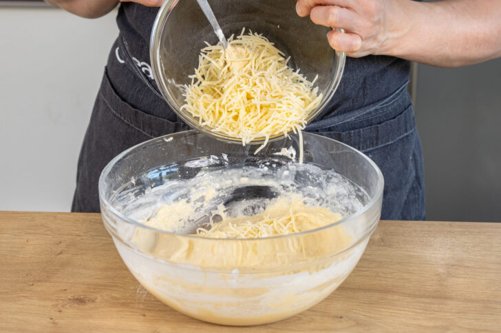 Reibekäse zum Teig geben