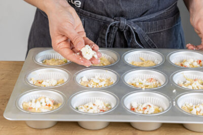 Muffins mit Feta bedecken