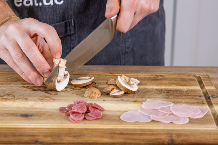 Champignons in Scheiben schneiden