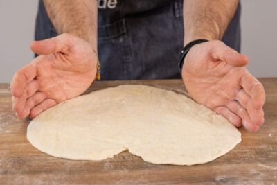 Pizzateig in Herzform bringen