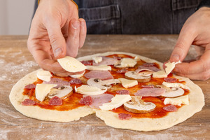 Mozzarella auf Valentins-Pizza legen