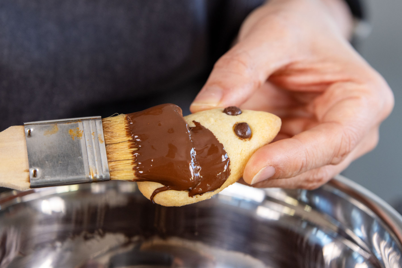 Igel-Kekse mit Schokolade einpinseln