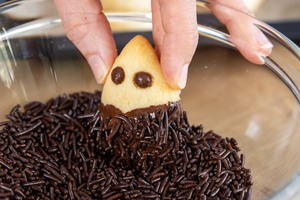 Igel-Kekse in den Schokoraspeln wälzen
