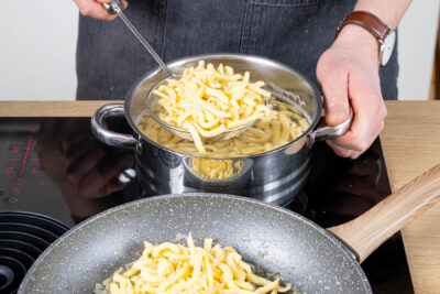 Fertigspätzle in kochendem Wasser kurz ziehen lassen
