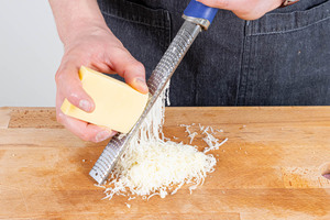 Bergkäse fein reiben