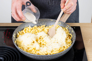 Käse und Sahne zu den Spätzle geben