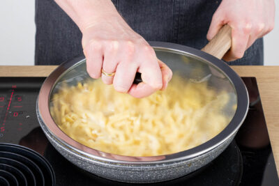 Käsespätzle mit Fertigspätzle abgedeckt ziehen lassen
