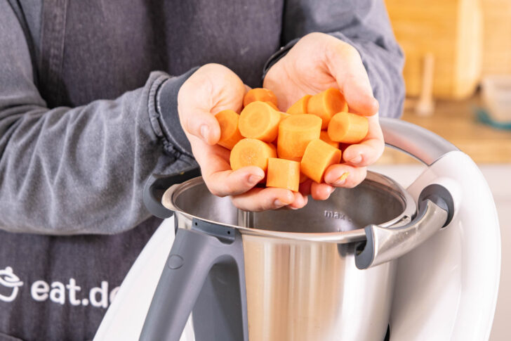 Karotten in Thermomix geben