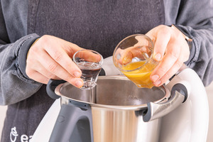 Orangensaft & Wasser dazugeben