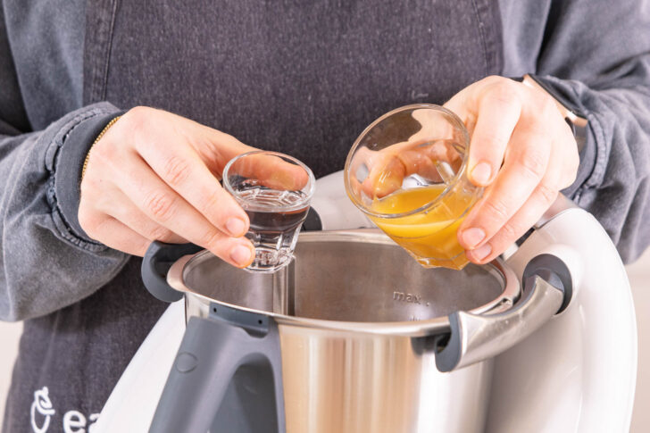 Orangensaft & Wasser dazugeben